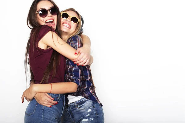 Estilo de vida, la amistad y el concepto de la gente: Dos amigas jóvenes de pie juntos y divirtiéndose. Estilo Hipster . — Foto de Stock