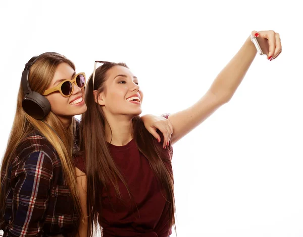 Tehnology, l'émotion et les gens concept : heureux meilleures copines faire du selfie sur smartphone sur fond blanc — Photo