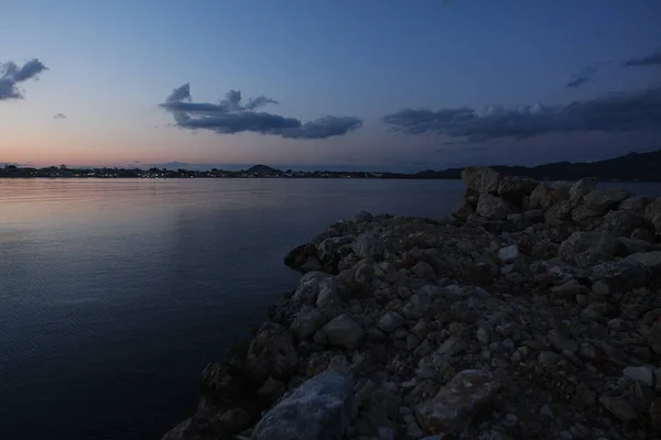 Hora de la noche, mar, puesta de sol. Nubes y calma. Grecia, verano . — Foto de Stock