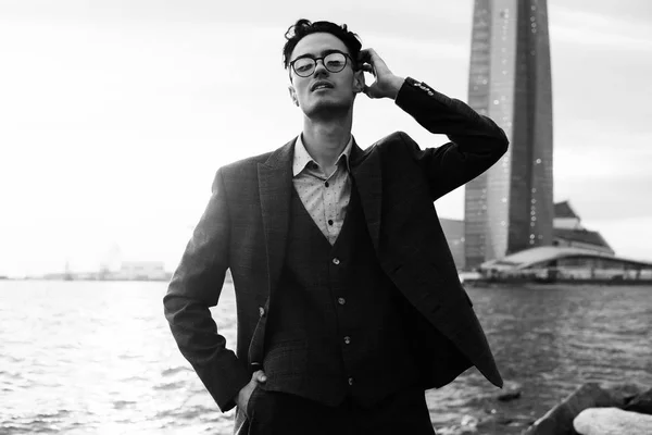 Elegant young handsome man. Outdoors fashion portrait. Man with glasses.Black and white picture. — Stock Photo, Image