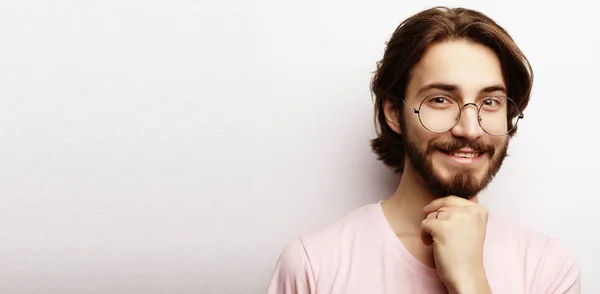 Cabeza de hombre alegre satisfecho con gafas, contento de encontrar un trabajo bien pagado adecuado, Personas, emociones positivas y expresiones faciales concepto —  Fotos de Stock