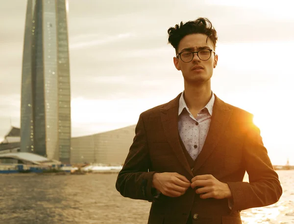 Um jovem elegante e bonito. Retrato de moda ao ar livre . — Fotografia de Stock