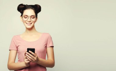  Güzel, neşeli bir kadın cep telefonuyla konuşuyor.