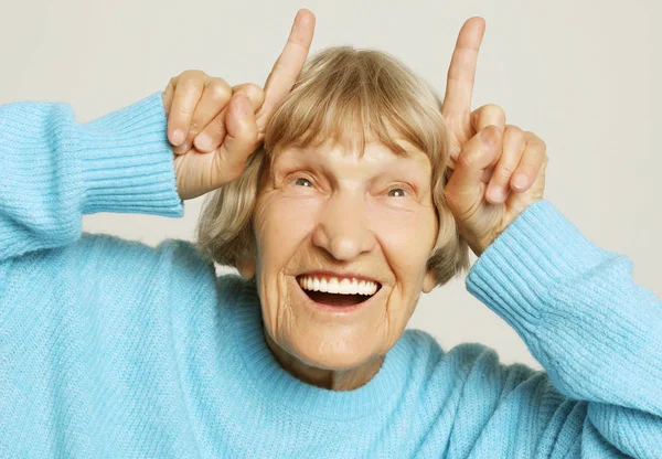 Grijs harige oude mooie mooie lachende vrouw. Geïsoleerd over witte achtergrond. — Stockfoto