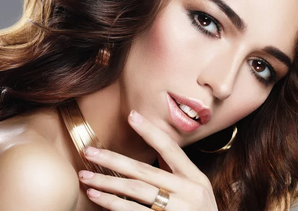 Güzel saç kadın uzun esmer hairsstyle sağlıklı cilt