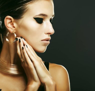 kalıcı makyaj ve altın takı akşam ile güzel kadın.
