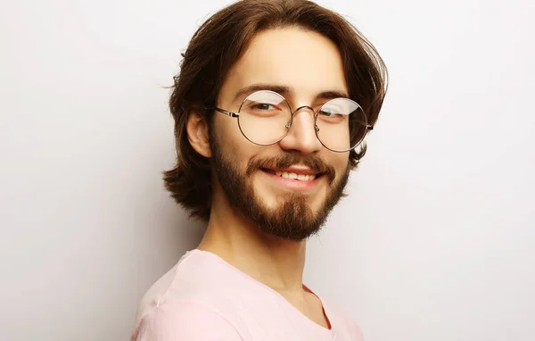 Kopfschuss eines zufriedenen, fröhlichen Mannes mit Brille, der froh ist, einen geeigneten, gut bezahlten Job zu finden, — Stockfoto