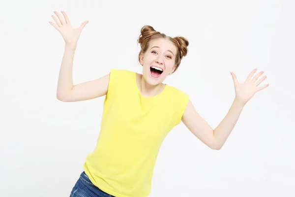 Imagen de mujer joven gritando emocionada de pie aislada sobre fondo blanco — Foto de Stock
