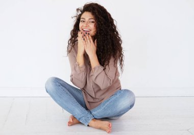 yaşam tarzı, duygu ve insan kavramı: Evde yerde oturan afrikalı bir kadının portresi