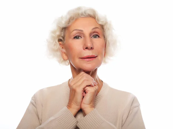 Estilo de vida, la emoción y el concepto de la gente: gris pelo viejo agradable hermosa mujer riendo. Aislado sobre fondo vwhite. — Foto de Stock