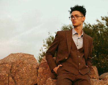 Zarif genç yakışıklı adam. Açık havada moda portresi.  