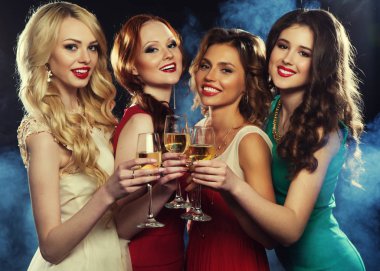 yaşam tarzı, dostluk, parti ve insan kavramı - lüks glitter payetler elbise şampanya içme ve eğlenmek glamour kadınlar