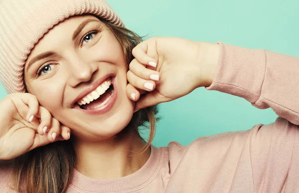 Imagen de la joven feliz con sombrero rosa y suéter — Foto de Stock