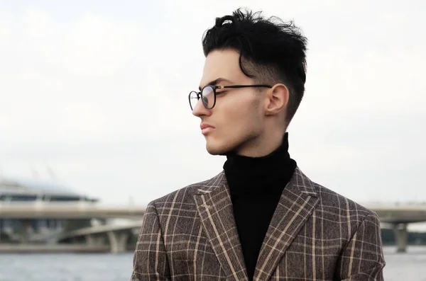 Elegant young handsome man. Outdoors fashion portrait. — Stock Photo, Image