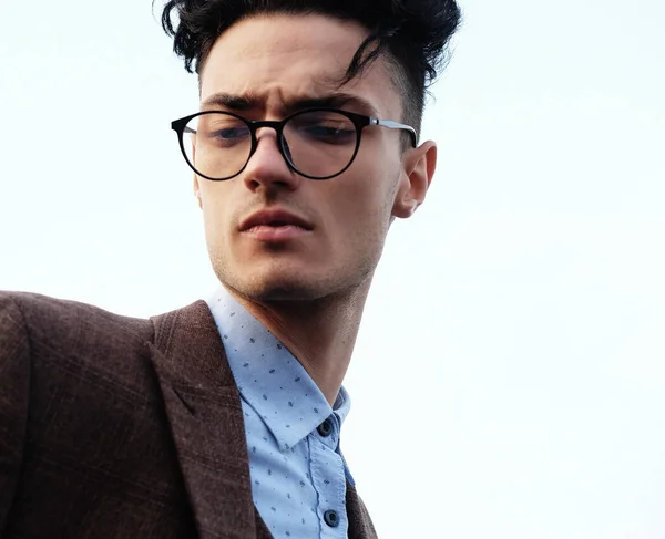 Homem na moda elegante em óculos — Fotografia de Stock