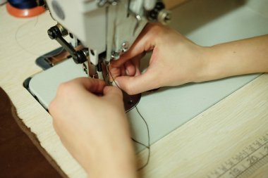 Deri çanta diken genç bayana yaklaş.