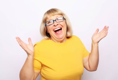 Yaşam tarzı, duygu ve insan konsepti: yaşlı, güzel, güzel, şaşırmış kadın. Beyaz arkaplan üzerinde izole edilmiş.