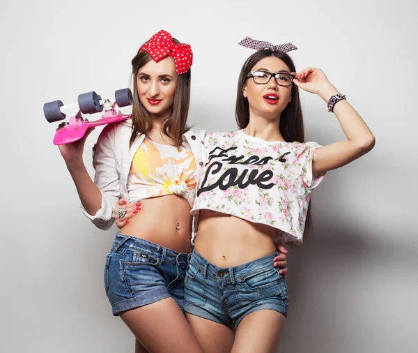 Lifestyle, vriendschap en mensen concept: Twee jonge vriendinnen die samen staan en plezier hebben. — Stockfoto