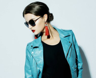 Modeli studio, beyaz arka plan üzerinde poz genç moda, lüks stil yakın çekim