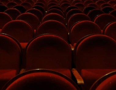 sandalyelere tiyatro, sinema