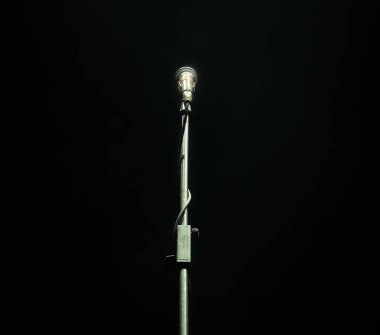 Koyu arkaplanda mikrofon, müzik enstrümanı kavramı