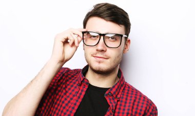Gözlük takan genç bir adam.