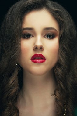 zarif mücevher giyen kıvırcık saç ile genç kadın modeli