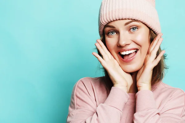 Зображення щасливої молодої леді в рожевому капелюсі і светрі — стокове фото