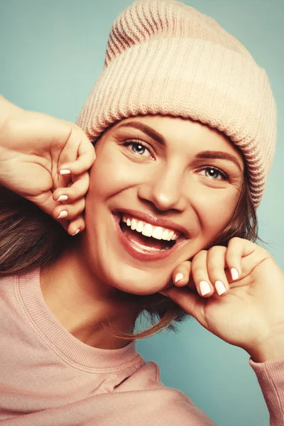 Imagen de la joven feliz con sombrero rosa y suéter —  Fotos de Stock