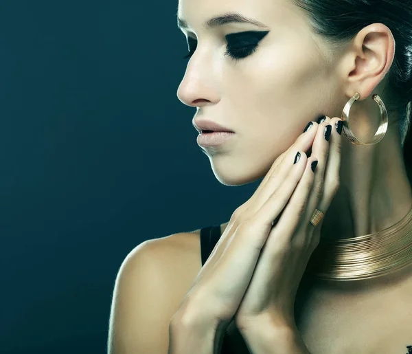 Bella donna con trucco serale e gioielli in oro . — Foto Stock