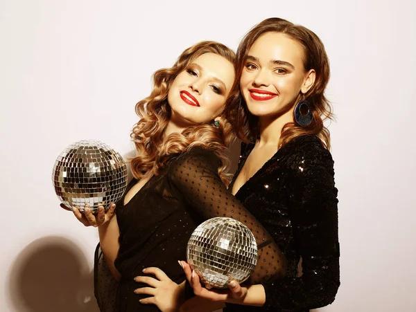 Party en people concept: Feestmeisjes met disco ballen — Stockfoto