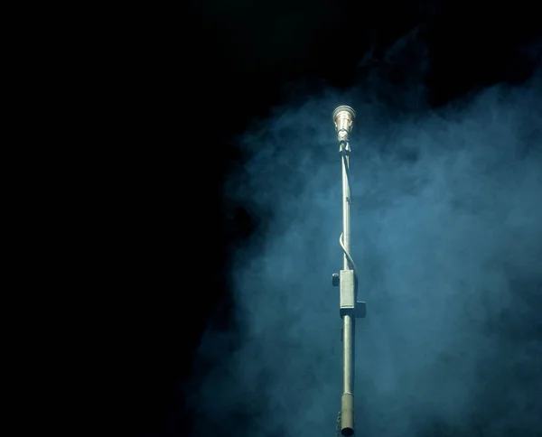 Micrófono en un humo sobre un fondo oscuro — Foto de Stock