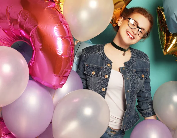 Glücklich Rothaarige Mädchen wartet auf Party. wunderschöne fröhliche junge Frau, die Spaß mit funkelnden Luftballons hat — Stockfoto