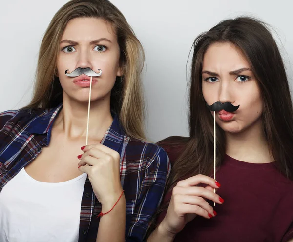 Twee stijlvolle sexy hipster meisjes beste vrienden klaar voor feest, over witte achtergrond — Stockfoto