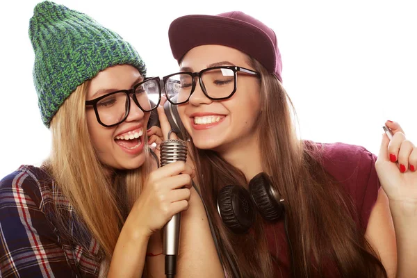 Životní styl, štěstí, emocionální a lidový koncept: dvě dívky krásy s mikrofonem zpívající a Bavíte se — Stock fotografie