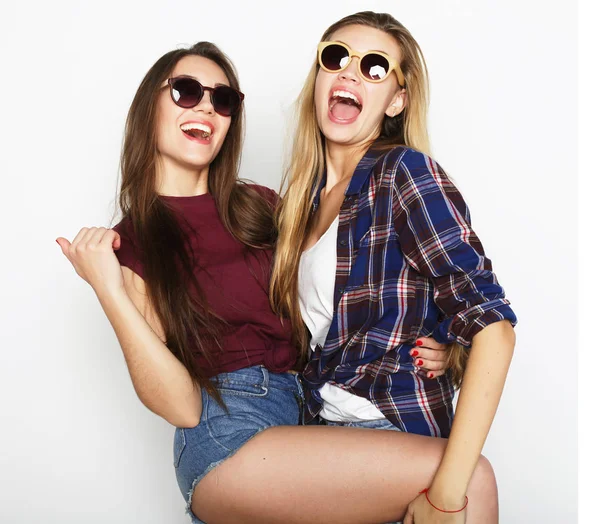 Style de vie, l'amitié et les gens concept : Deux jeunes amies debout ensemble et avoir du plaisir. Style Hipster . — Photo