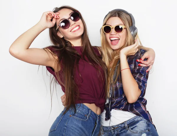 Yaşam tarzı, dostluk ve insan kavramı: İki genç kız arkadaş birlikte ayakta ve eğlenmek. Hipster tarzı. — Stok fotoğraf