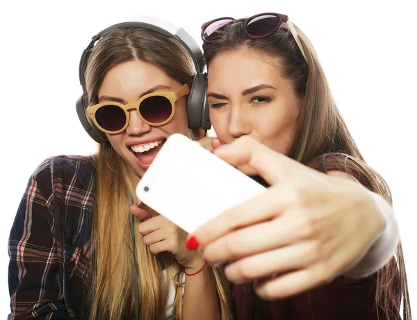 Mutlu en iyi kız beyaz arka plan üzerinde akıllı telefonda selfie yapma — Stok fotoğraf