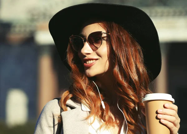 Χαμογελώντας κομψό νεαρή γυναίκα πίνοντας καφέ — Φωτογραφία Αρχείου