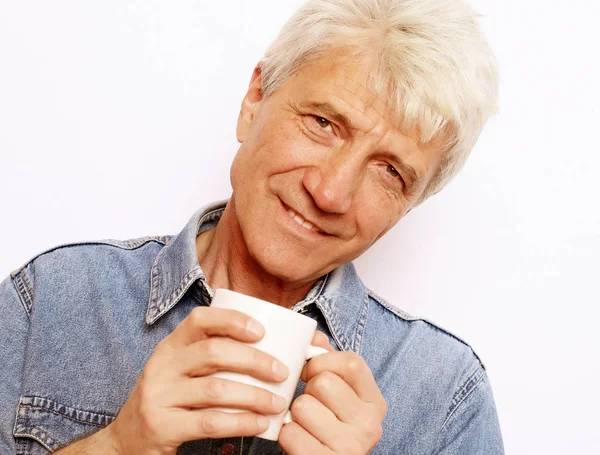 Livsstil, mat och människor koncept: Snygg mogen man hoding en kopp kaffe eller te — Stockfoto