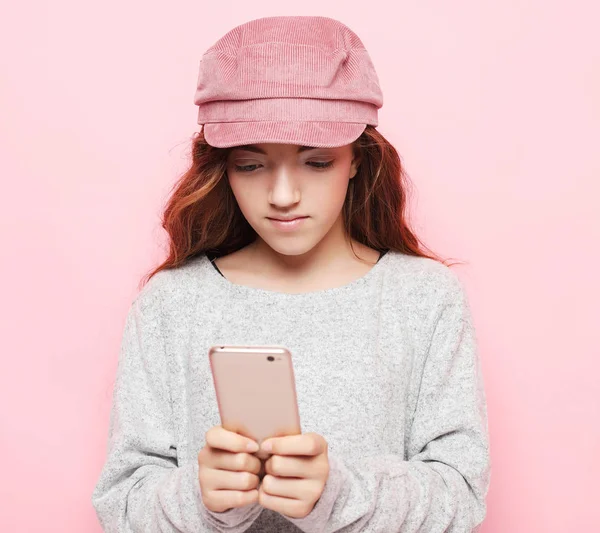 人、技術、インターネットの概念-ピンクの背景にスマートフォンを持つ女の子の子供 — ストック写真