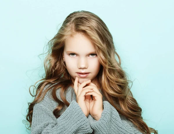 Lifestyle and people concept: litle girl kid with long curly hair — Stock Photo, Image