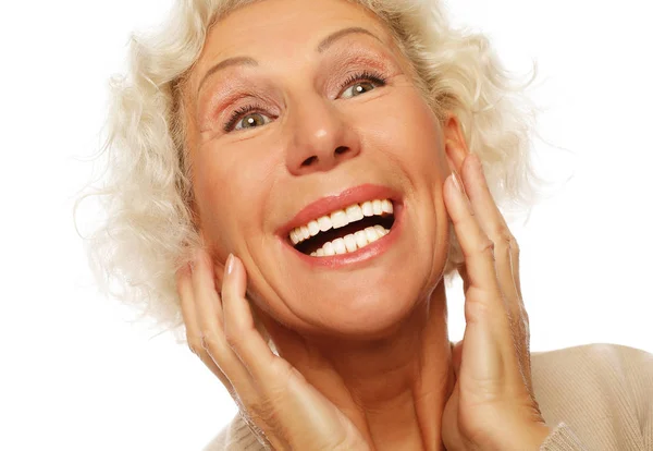 Estilo de vida, emoção e conceito de pessoas: Grey haired old nice beautiful laughing woman. Isolado sobre fundo branco. — Fotografia de Stock