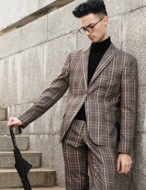 gözlük şemsiye ayakta merdivenlerde ile şık genç adam