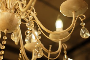 Mağazada tavan lambaları, avizeler