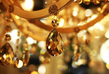 Mağazada tavan lambaları, avizeler