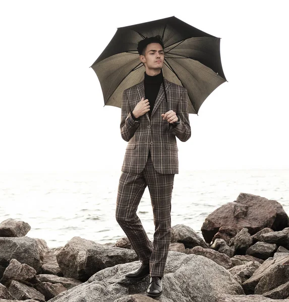 바다 근처에서 우산을 들고 있는 유행하는 젊은이 — 스톡 사진