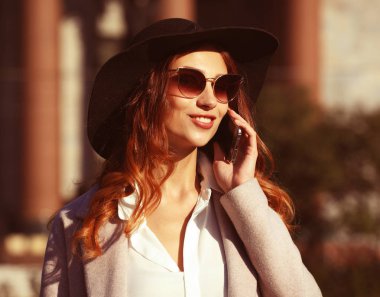 Arama ve smartphone içinde aut konuşurken genç gülümseyen