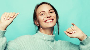 Kulaklıklı güzel genç bir kadın müzik dinliyor. 