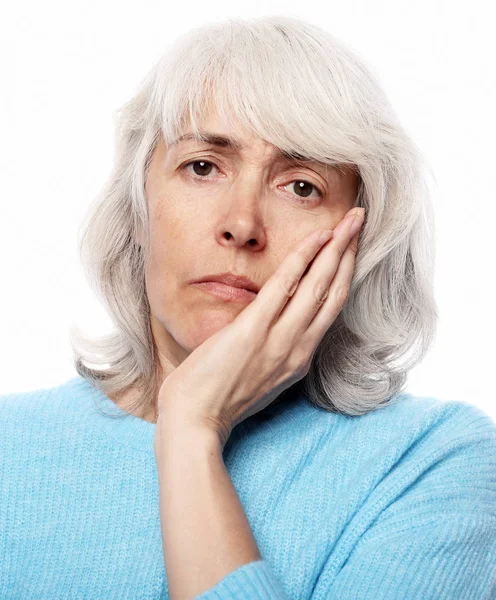 Lifestyle, gezondheid en mensen concept: oudere vrouw lijdt aan kiespijn op witte achtergrond — Stockfoto